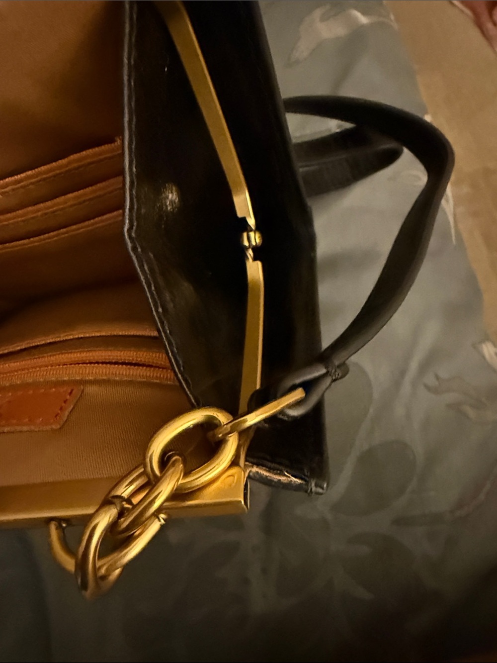 HOBO Classic Black Leather Crossbody Bag with Kiss-Lock Frame - Picture 8 of 8